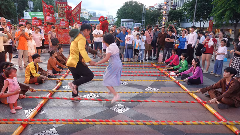 Nhiều trò chơi dân gian trong Ngày hội Thành phố Hồ Chí Minh.