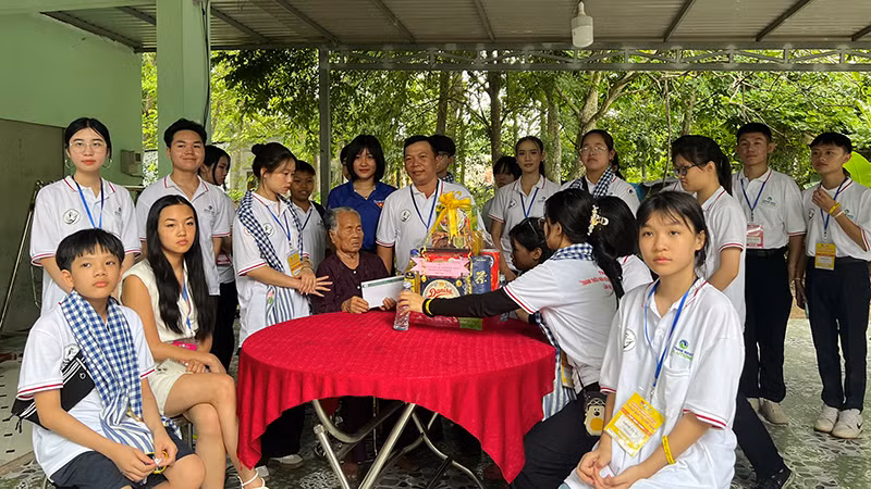 Các trại sinh tham gia hoạt động tình nguyện tại huyện Củ Chi.