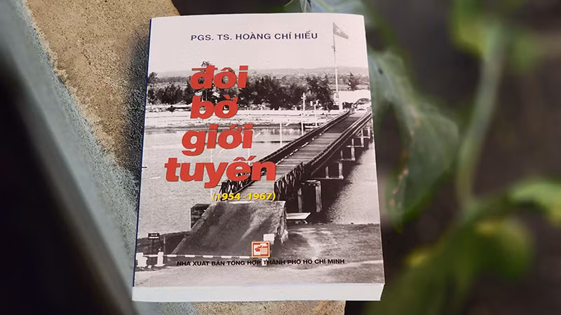 Bìa cuốn sách "Đôi bờ giới tuyến (1954-1967) của tác giả Hoàng Chí Hiếu vừa được tái bản.
