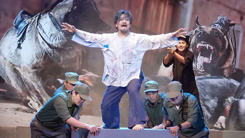 Ông Tám Khỏe hoảng loạn khi rơi vào âm mưu của kẻ địch.