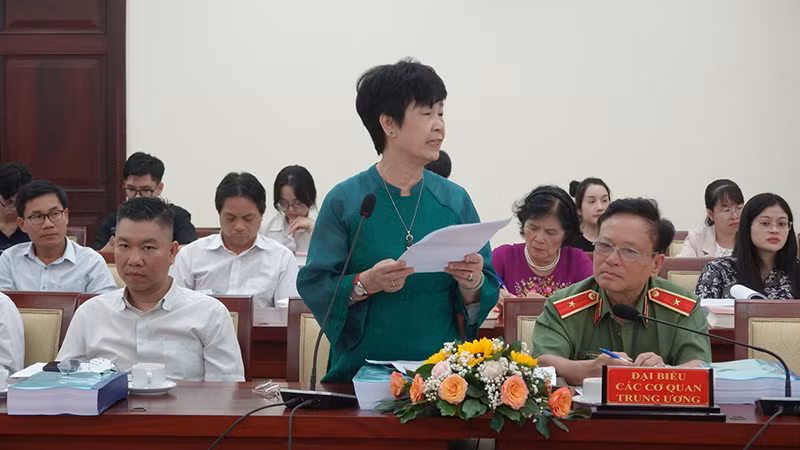 Nhà thơ, nhà biên kịch Nguyễn Thị Hồng Ngát trình bày tham luận.