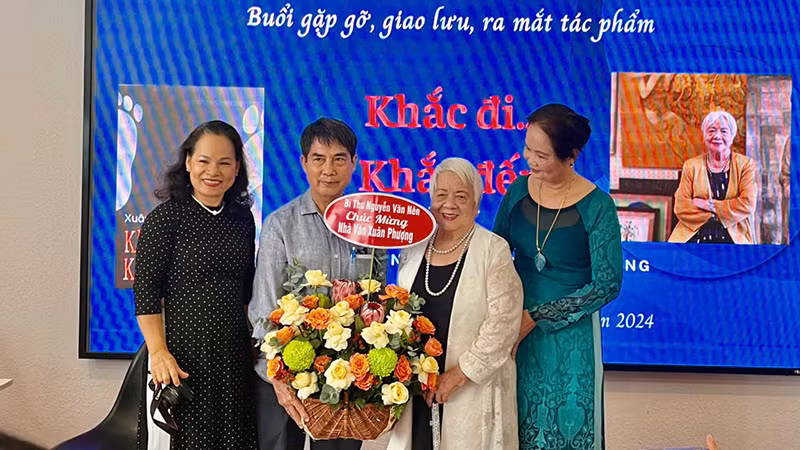 Kiến trúc sư Nguyễn Trường Lưu, Chủ tịch Liên hiệp các Hội văn học nghệ thuật Thành phố Hồ Chí Minh trao giỏ hoa chúc mừng của Bí thư Thành ủy Nguyễn Văn Nên cho đạo diễn, nhà văn Xuân Phượng.