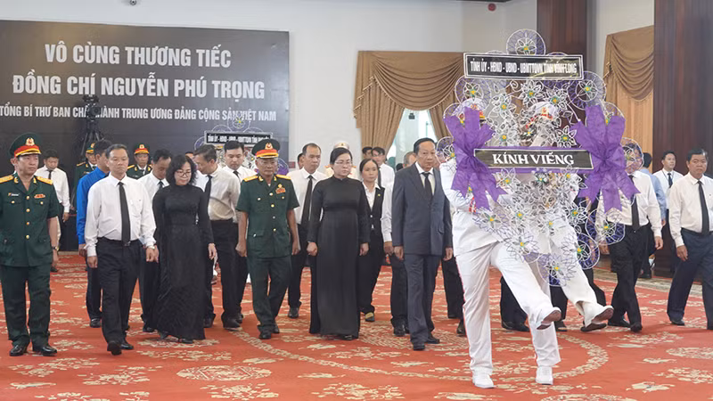 Đoàn Tỉnh ủy Vĩnh Long kính viếng Tổng Bí thư Nguyễn Phú Trọng.