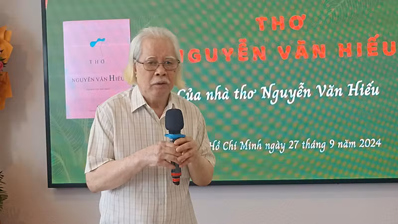 Nhà thơ Nguyễn Văn Hiếu chia sẻ trong chương trình.
