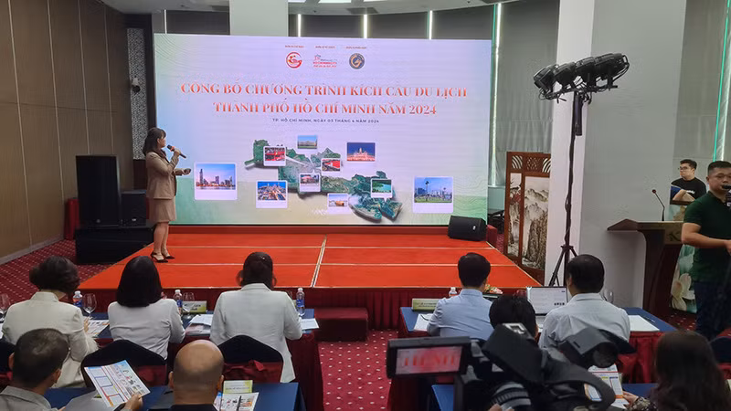 Quang cảnh buổi công bố chương trình.