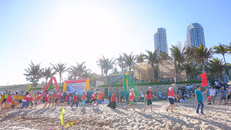 Khách MICE của Vietluxtour tham gia một hoạt động ngoài trời.