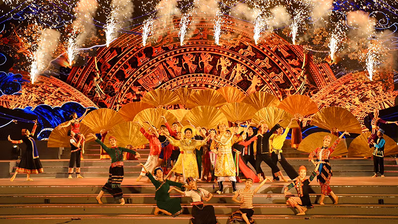 Nghệ sĩ Ưu tú Phạm Thế Vĩ, ca sĩ Thanh Nguyên trong tiết mục mở màn chương trình.