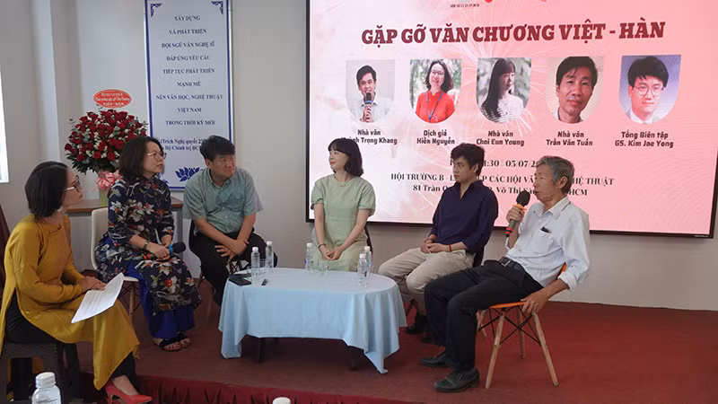 Các diễn giả phát biểu ý kiến tại chương trình.