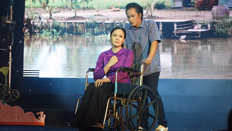 Thí sinh Nguyễn Quỳnh Như cùng nghệ sĩ Thanh Toàn trong trích đoạn Chuyện tình lá diêu bông (soạn giả Hà Nam Quang).