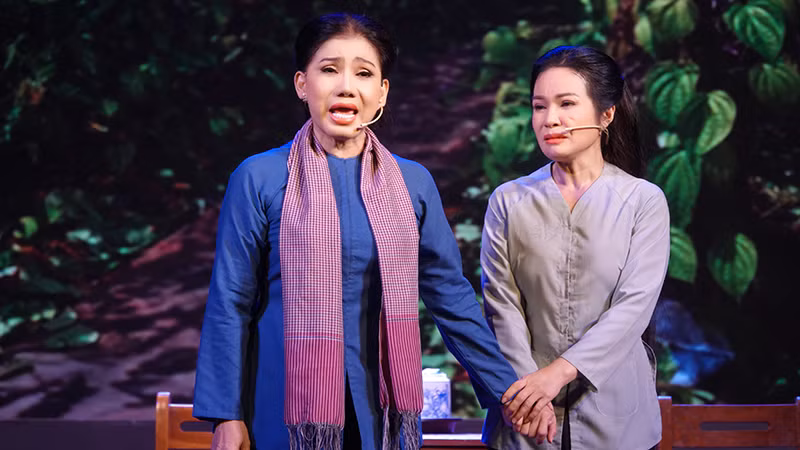 Nghệ sĩ Nhân dân Phượng Loan (vai Tư Hà, trái) và nghệ sĩ Ưu tú Lê Hồng Thắm (vai Nghĩa).