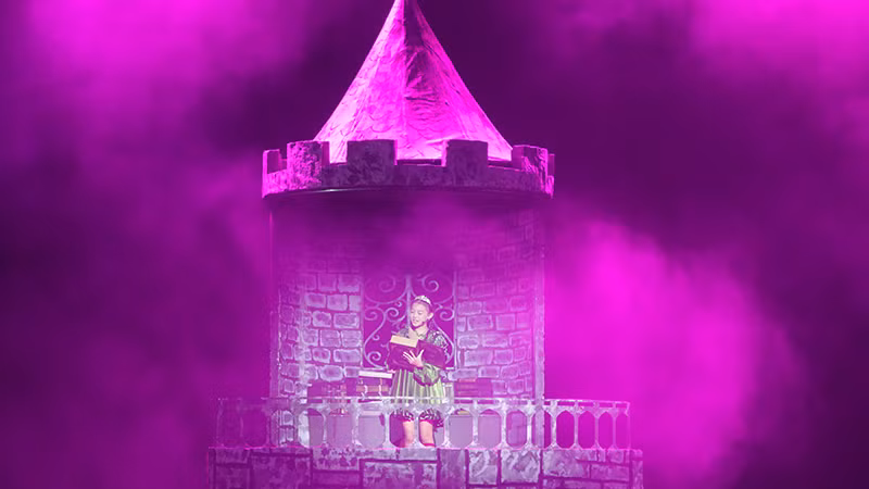 Ánh sáng cũng tham gia vào thể hiện nội dung của câu chuyện, giúp vở diễn sống động hơn.