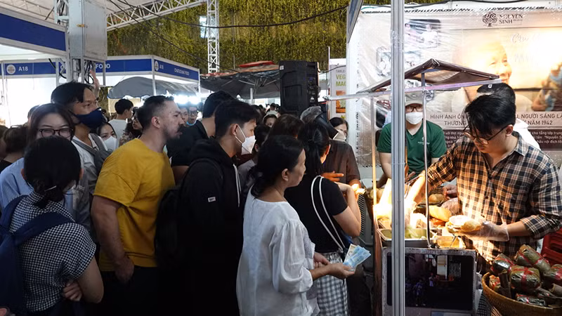 Khách xếp hàng mua bánh mì tại Lễ hội Bánh mì Việt Nam lần 1.