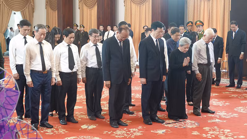 Đoàn Ban Tổ chức Trung ương do đồng chí Mai Văn Chính, Ủy viên Trung ương Đảng, Phó Trưởng Ban Thường trực làm Trưởng đoàn kính viếng đồng chí Tổng Bí thư Nguyễn Phú Trọng.