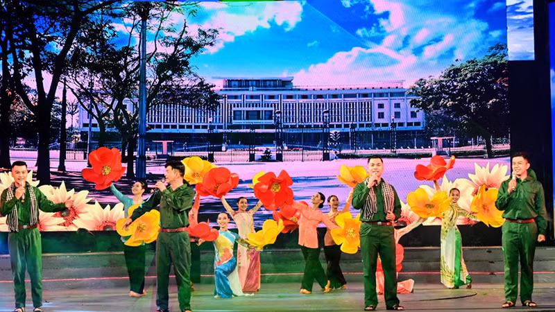 Tiết mục liên khúc "Tiến về Sài Gòn, Đất nước trọn niềm vui". (Ảnh: Quốc Thanh) Tiết mục liên khúc "Tiến về Sài Gòn, Đất nước trọn niềm vui". (Ảnh: Quốc Thanh)