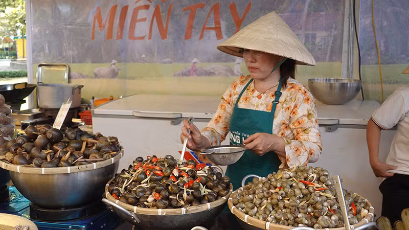 Gian hàng các món ốc.