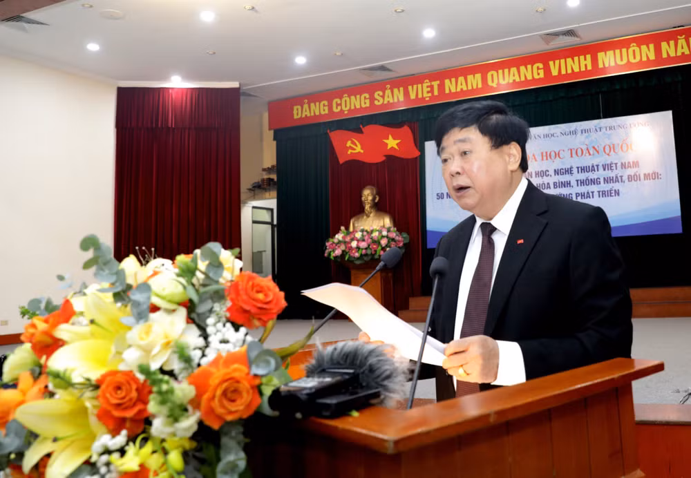 Chủ tịch Hội đồng Lý luận, phê bình văn học, nghệ thuật Trung ương Nguyễn Thế Kỷ phát biểu khai mạc.