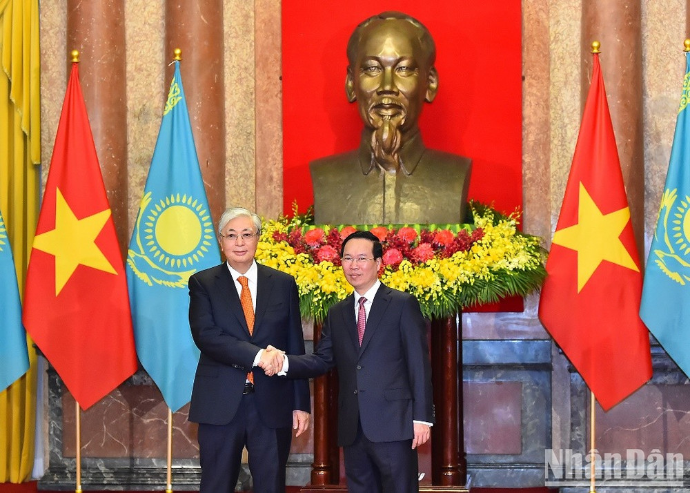 Chủ tịch nước Võ Văn Thưởng đón, hội đàm với Tổng thống Cộng hòa Kazakhstan Kassym-Jomart Tokayev (Ảnh: THỦY NGUYÊN) 
