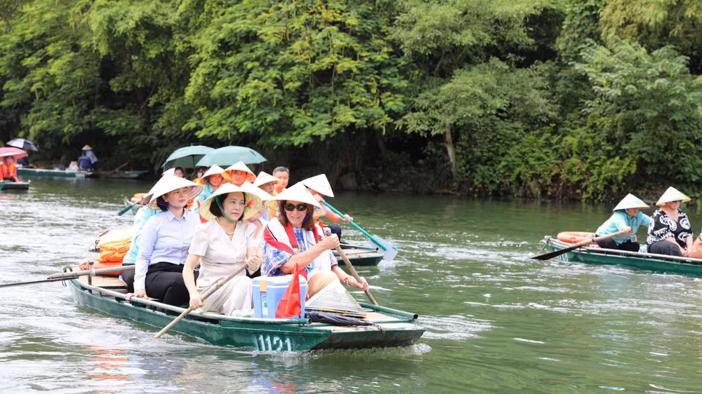 Trong lịch trình di chuyển bằng thuyền thăm Khu du lịch sinh thái Tràng An, Chủ tịch Thượng viện Australia Sue Lines đánh giá cảnh sắc thiên nhiên của của Tràng An rất đẹp với hệ thống núi non hùng vĩ, con người thân thiện, hiếu khách. (Ảnh: ĐỨC PHƯƠNG)