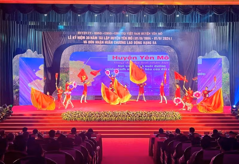 Nhiều tiết mục nghệ thuật được dàn dựng công phu và ý nghĩa tại lễ kỷ niệm.