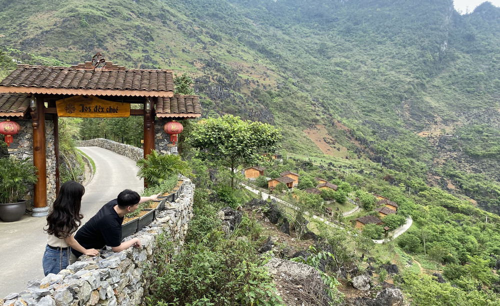 Du khách tham quan khu nghỉ dưỡng H'Mông Village, huyện Quản Bạ (Hà Giang).