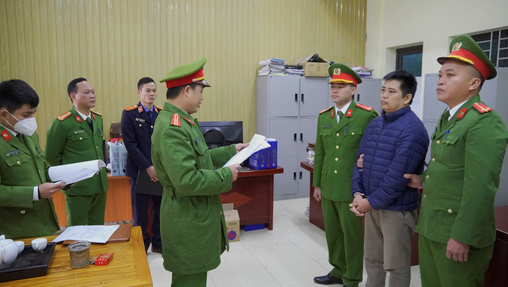 Cơ quan công an công bố lệnh bắt tạm giam đối với Nguyễn Văn Toản.
