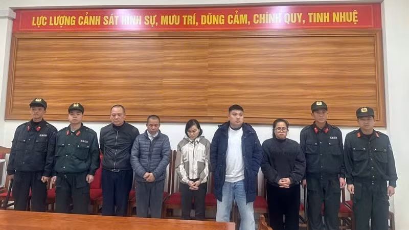 Các đối tượng bị bắt giữ tại cơ quan công an. (Ảnh: Công an Hà Giang)