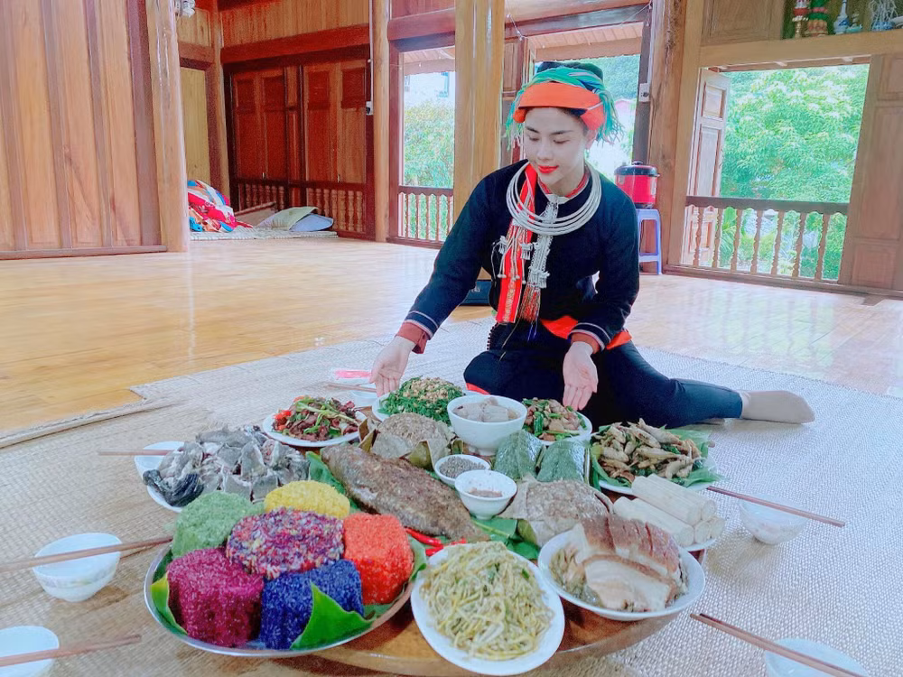 Người dân Làng văn hóa du lịch cộng đồng thôn Lùng Tao, xã Cao Bồ huyện Vị Xuyên, Hà Giang chuẩn bị các món ăn truyền thống phục vụ khách du lịch.