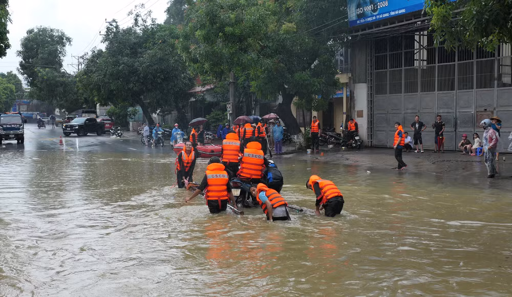 Lực lượng Công an, quân đội huy động lực lượng hỗ trợ nhân dân khắc phục hậu quả ngập lụt.