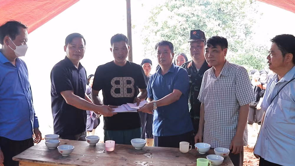 Lãnh đạo huyện Hoàng Su Phì thăm hỏi gia đình bị nạn do sạt lở đất.