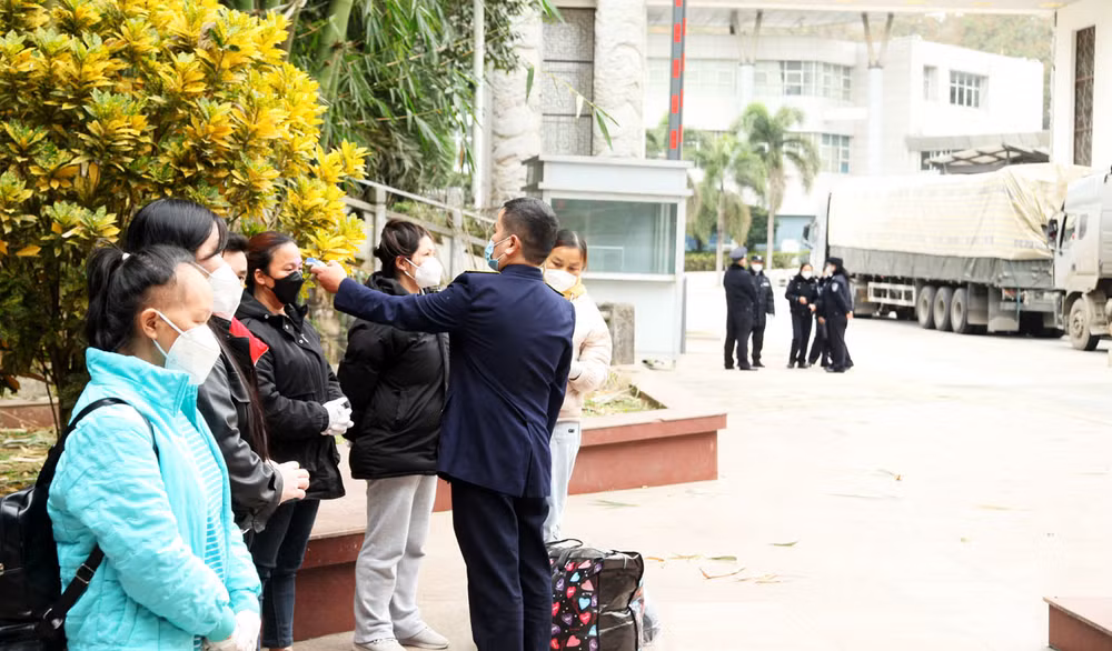 Đo thân nhiệt đối với người nhập cảnh vào Việt Nam qua Cửa khẩu Quốc tế Thanh Thủy.