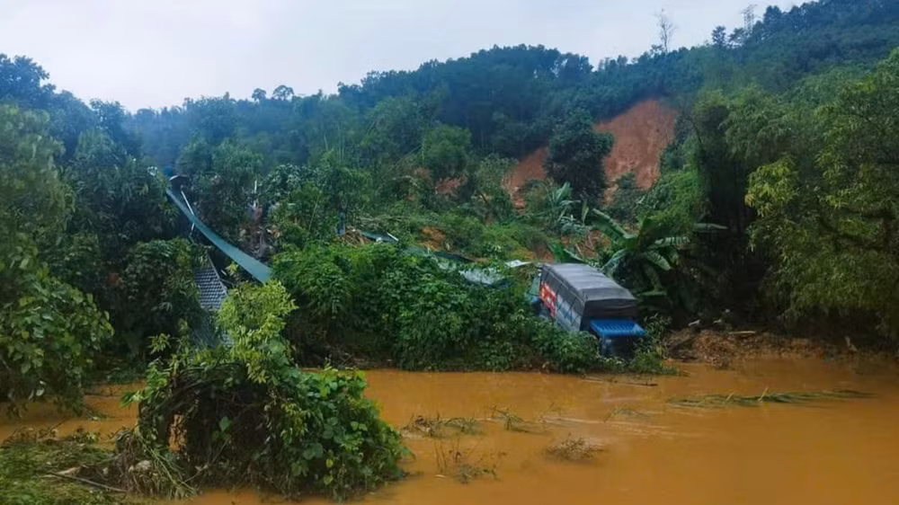 Sạt lở đất tại Km52, Quốc lộ 2 cuốn nhiều ô-tô, xe máy xuống ta-luy âm.