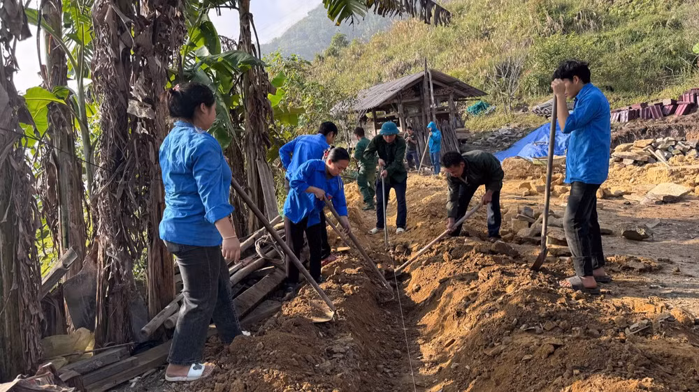 Lực lượng đoàn viên, thanh niên huyện Quản Bạ hỗ trợ các gia đình xóa nhà tạm, nhà dột nát.
