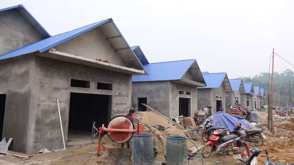 Người dân xây dựng nhà mới tại khu tái định cư theo cùng mẫu thiết kế.