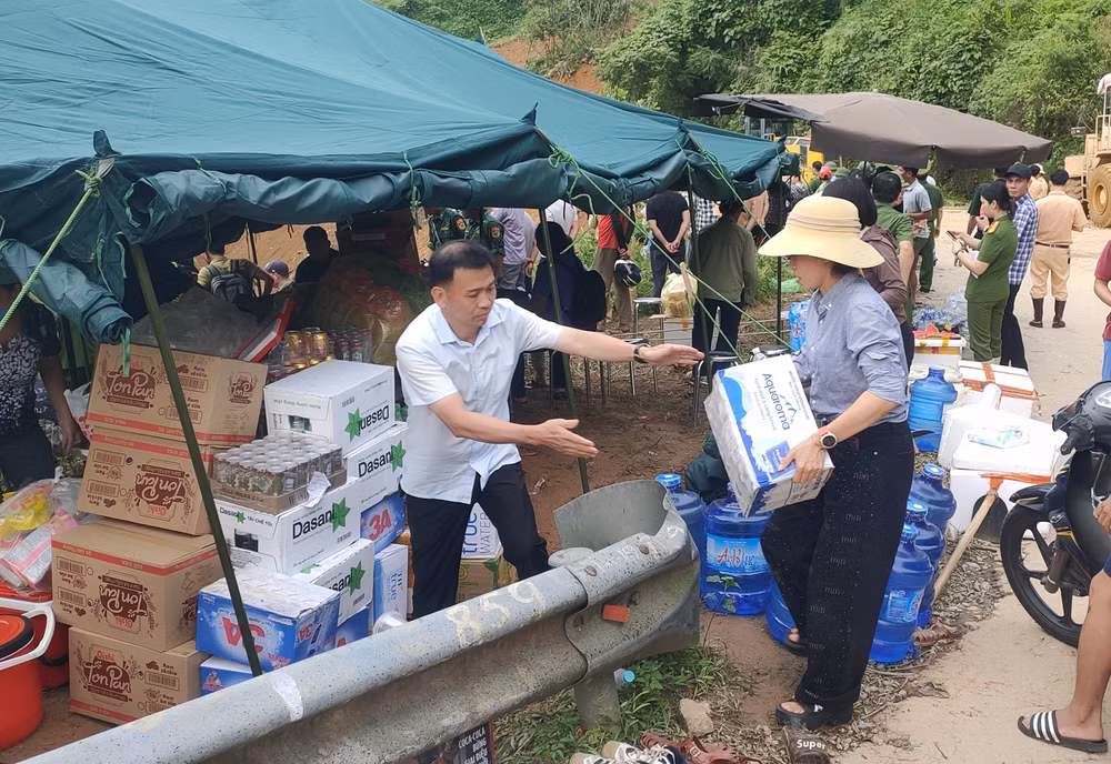 Người dân thành phố Hà Giang tự nguyện hỗ trợ thực phẩm, nước uống phục vụ lực lượng chức năng và người dân tại hiện trường vụ sạt lở đất.