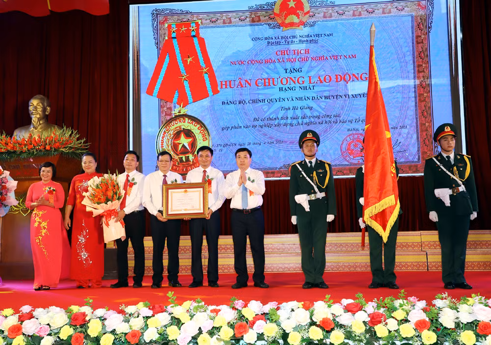 Lãnh đạo huyện Vị Xuyên đón nhận Huân chương Lao động hạng Nhất.