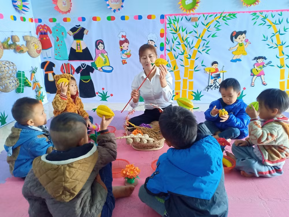 Cô và trò điểm trường mầm non thôn Tả Ván, xã Xín Chải, huyện Vị Xuyên (Hà Giang).