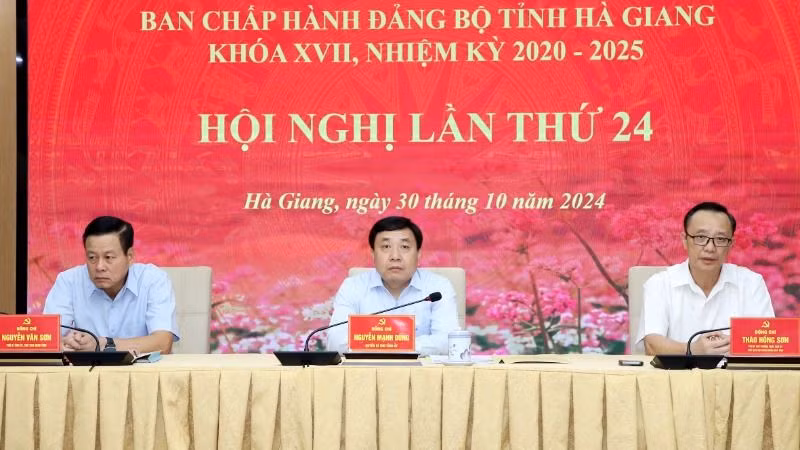 Các đồng chí lãnh đạo tỉnh Hà Giang chủ trì hội nghị.