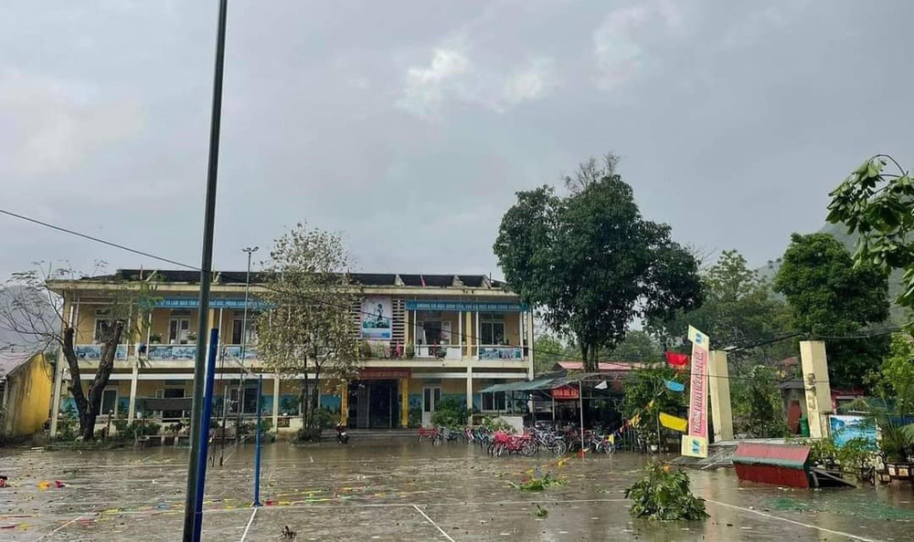 Trường Phổ thông Dân tộc Bán trú Tiểu học xã Du Già, huyện Yên Minh bị hư hỏng do dông lốc.