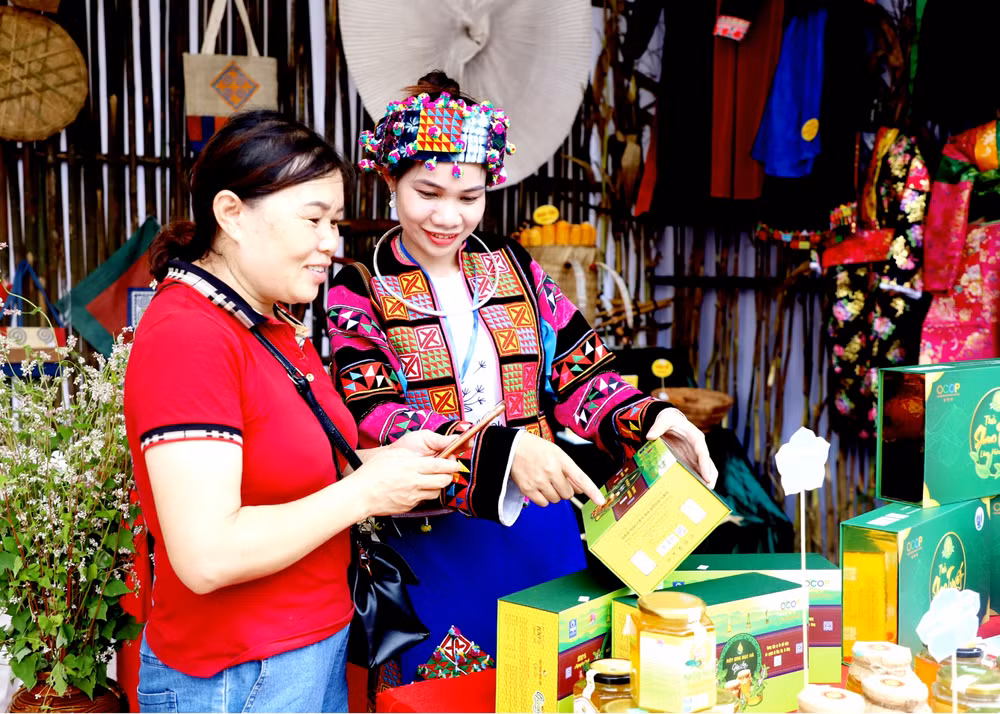 Người dân Hà Giang ứng dụng hình thức thanh toán không dùng tiền mặt. (Ảnh: Kim Tiến)