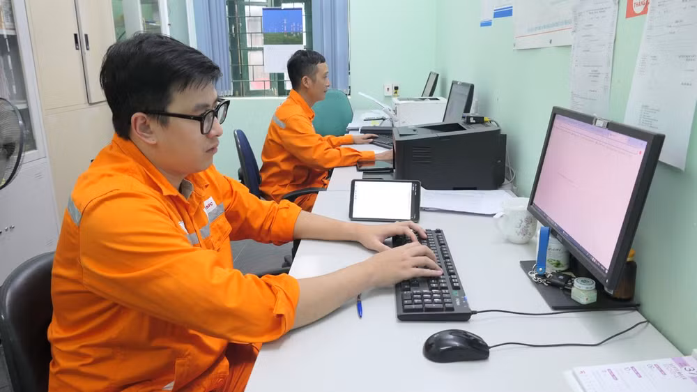 Công nhân Điện lực Đồng Văn thực hiện chốt công tơ điện tử đo xa.