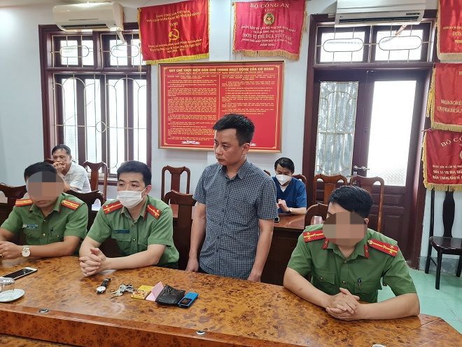 Đối tượng Lê Văn Dũng (người đứng) bị khởi tố về tội cưỡng đoạt tài sản.