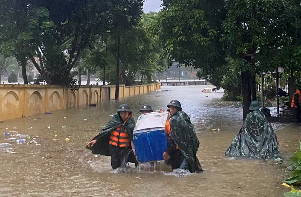Cán bộ, chiến sĩ Bộ Chỉ huy Quân sự tỉnh Hà Giang hỗ trợ nhân dân khắc phục hậu quả thiên tai.