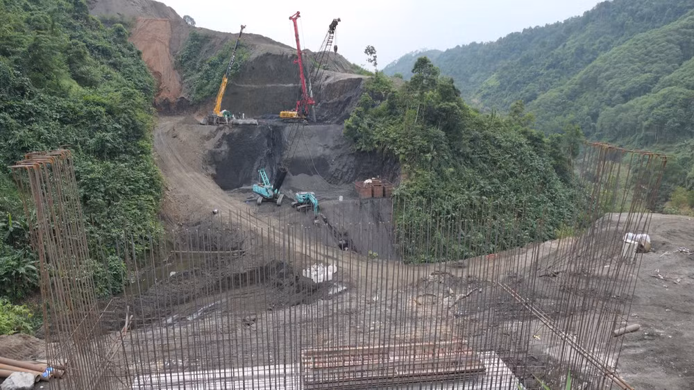 Đơn vị thi công khẩn trương thực hiện khoan nhồi móng cầu Km19+350.