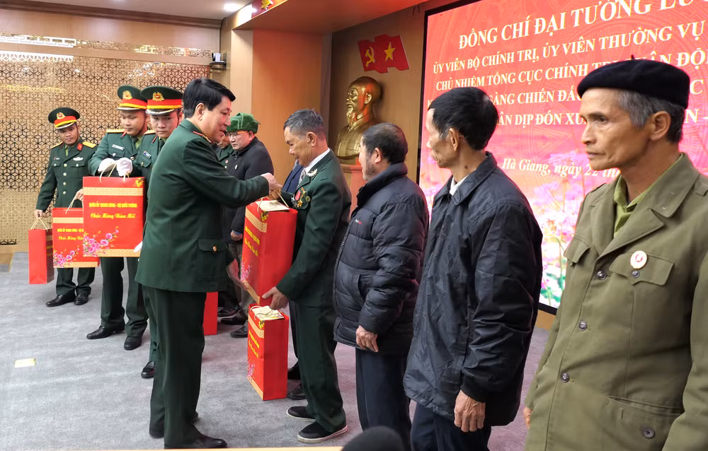 Đại tướng Lương Cường tặng quà Tết cho các hộ gia đình chính sách tỉnh Hà Giang.