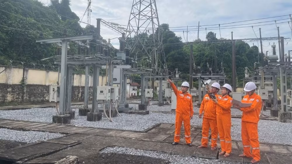 Xí nghiệp Lưới điện Cao thế Hà Giang kiểm tra việc vận hành các trạm biến áp, đường dây nhằm bảo đảm an toàn cho hệ thống.