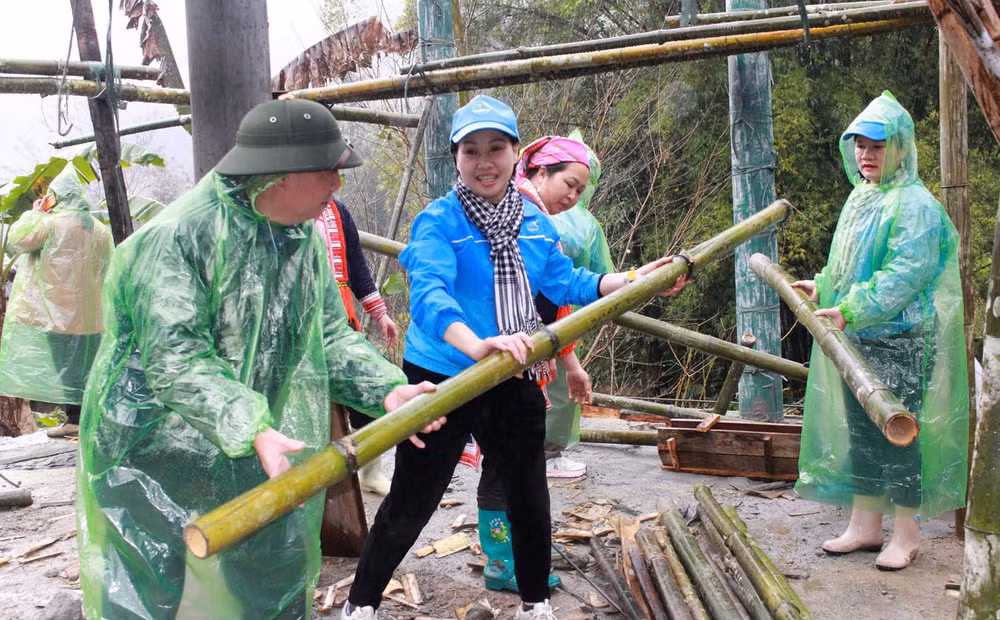 Hội Liên hiệp Phụ nữ tỉnh Hà Giang hỗ trợ gia đình chị Hoàng Thị Án, thôn Tân Thành, xã Hồ Thầu, huyện Hoàng Su Phì xóa nhà tạm.