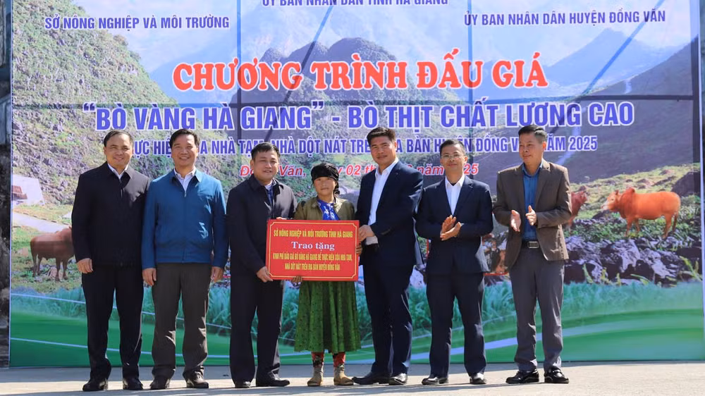 Lãnh đạo Sở Nông nghiệp và Môi trường Hà Giang trao tiền đấu giá bò vàng ủng hộ huyện Đồng Văn xóa nhà tạm.