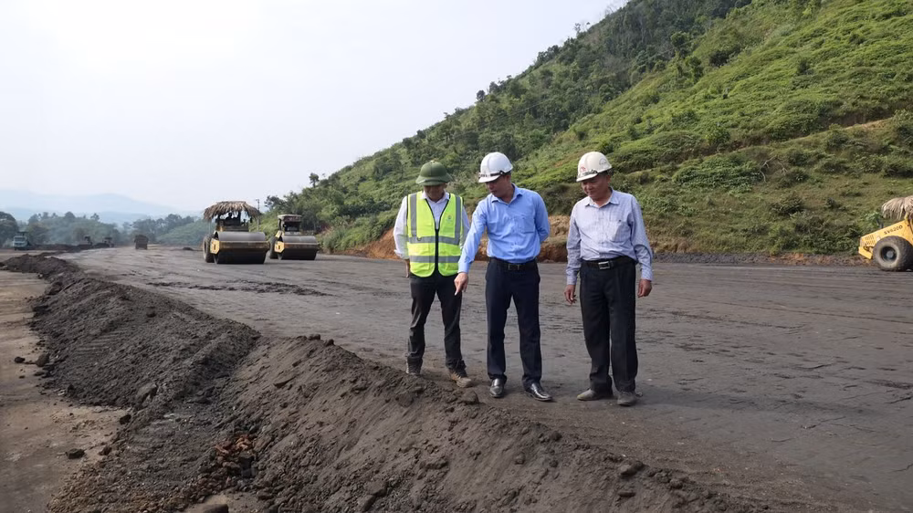 Cán bộ ban quản lý dự án thường xuyên có mặt tại hiện trường để kiểm tra, đốc thúc đơn vị thi công đẩy nhanh tiến độ.