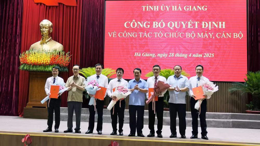 Lãnh đạo tỉnh trao các quyết định bổ nhiệm cán bộ cho Báo Hà Giang.