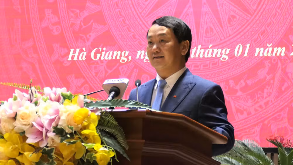 Đồng chí Hầu A Lềnh phát biểu nhận nhiệm vụ. Đồng chí Hầu A Lềnh phát biểu nhận nhiệm vụ.